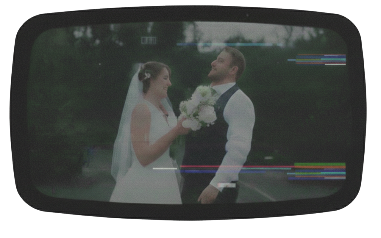 Écran TV vintage diffusant un film de mariage tourné au caméscope années 90