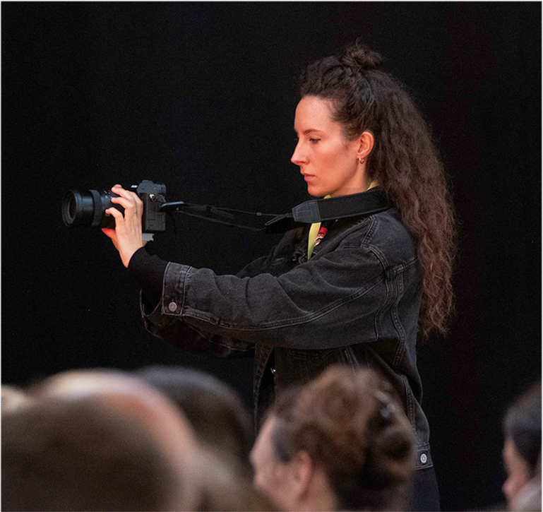 Laurie Jeanparis filmant un évènement