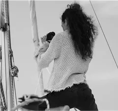 Laurie Jeanparis filmant en noir et blanc