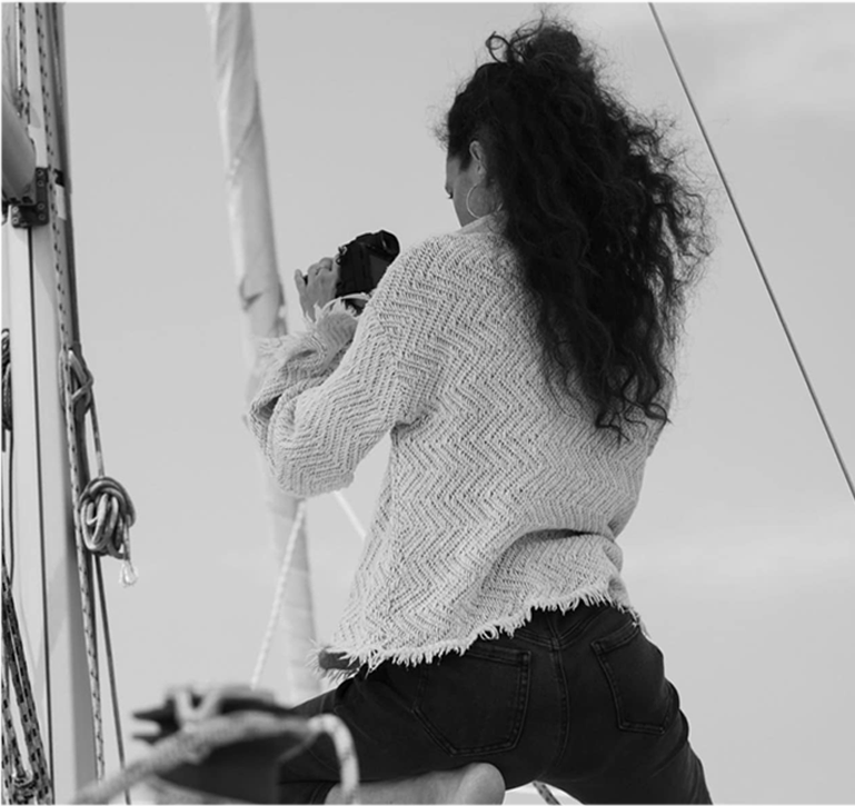 Laurie Jeanparis filmant en noir et blanc
