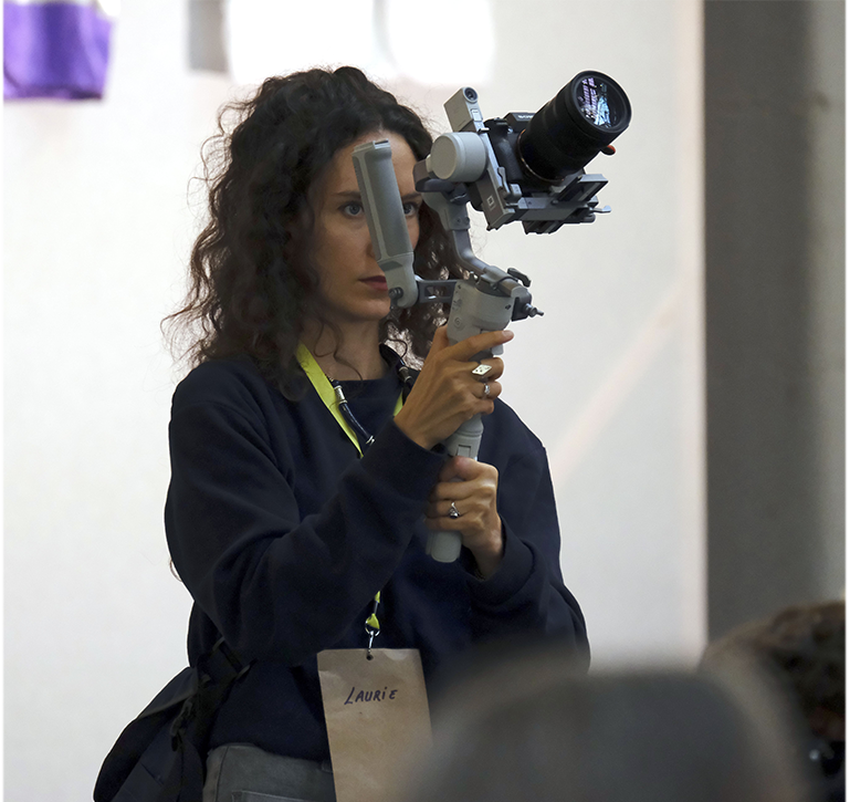 Laurie Jeanparis avec sa caméra stabilisée